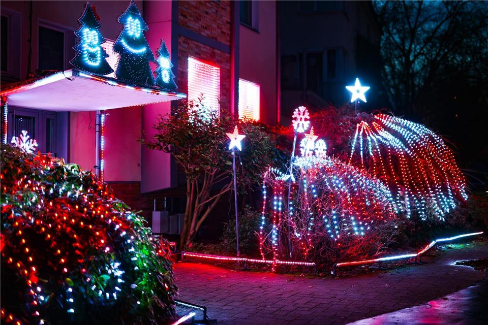 Ein knallbuntes LED-Spektakel zur Adventszeit.Christoph Reichwein/dpa