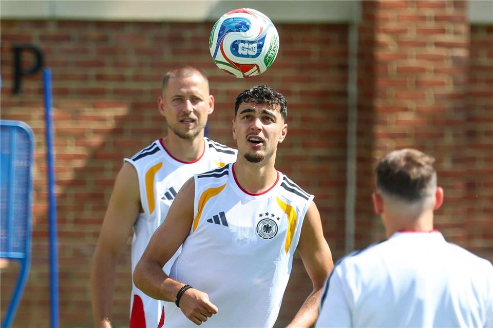 Ein kraftvolles Signal setzen Aleksandar Pavlovic (M) und Waldemar Anton (l) beim Abschlusstraining.Jan Woitas/dpa