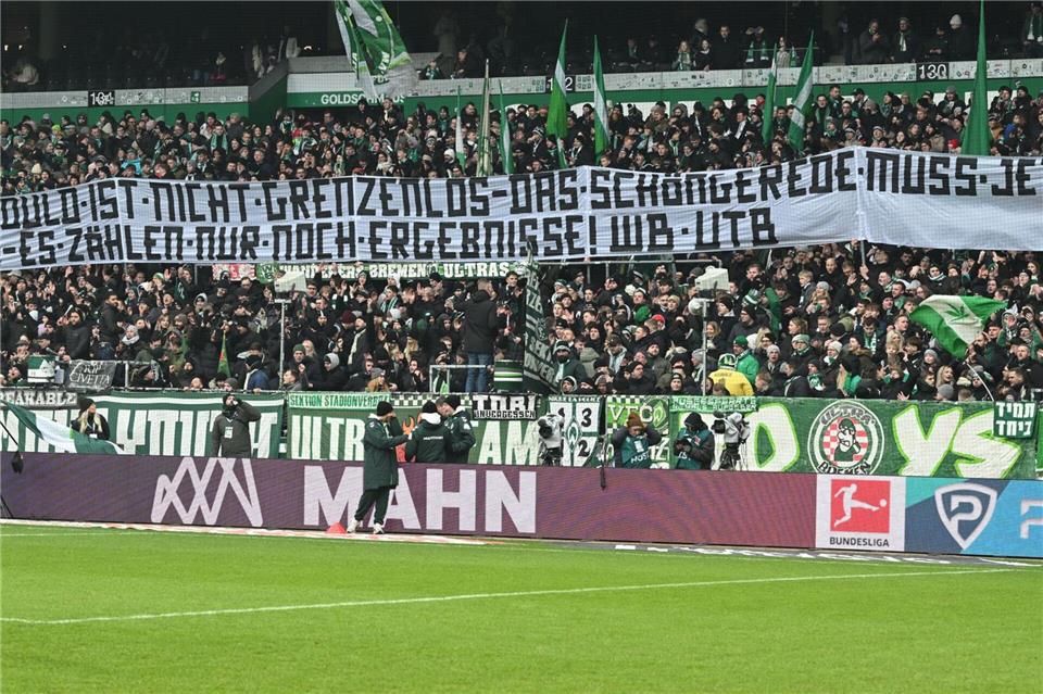 Ein kritisches Fan-Banner beim Werder-Spiel gegen Borussia Mönchengladbach.Carmen Jaspersen/dpa