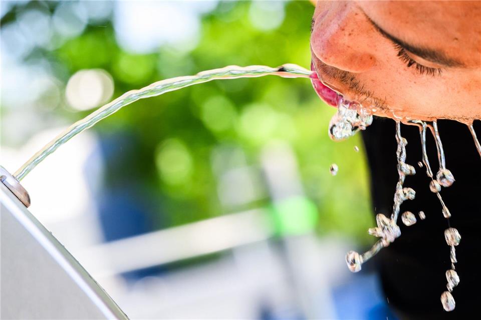 Ein kühler Schluck zwischendurch: Öffentliche Trinkstellen bieten an heißen Sommertagen kostenlose Erfrischung.picture alliance/dpa