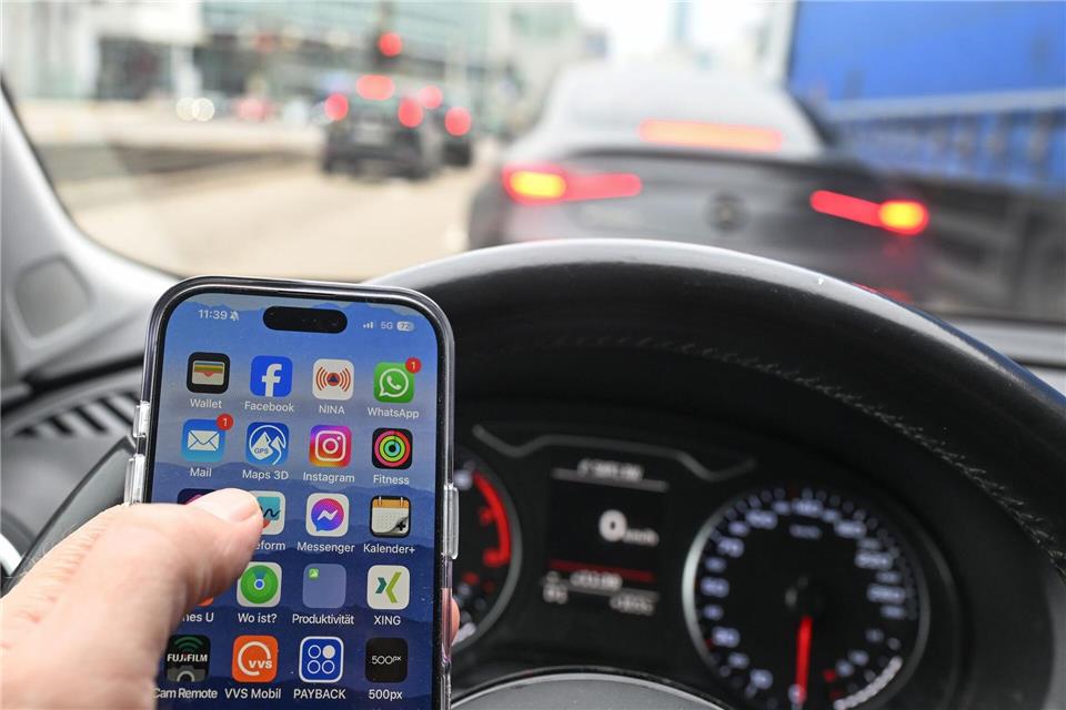 Ein kurzer Blick aufs Handy kann reichen, um alles andere zu übersehen. Am besten Handy komplett außer Sicht und Reichweite.picture alliance/dpa