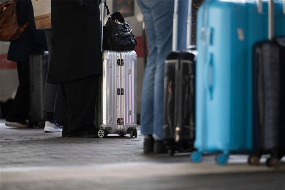 Ein kurzer Moment der Unaufmerksamkeit - und der Koffer ist weg. (Symbolbild)Marijan Murat/dpa