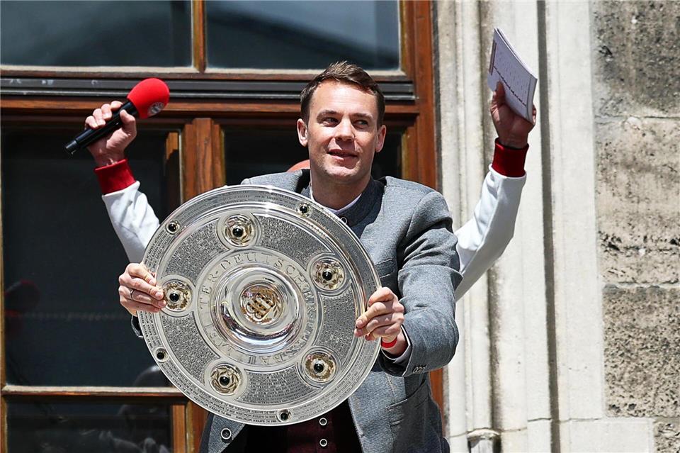 Ein längst gewohntes Bild: Manuel Neuer mit der Meisterschale auf dem Münchner Rathausbalkon. (Archivbild)Daniel Löb/dpa