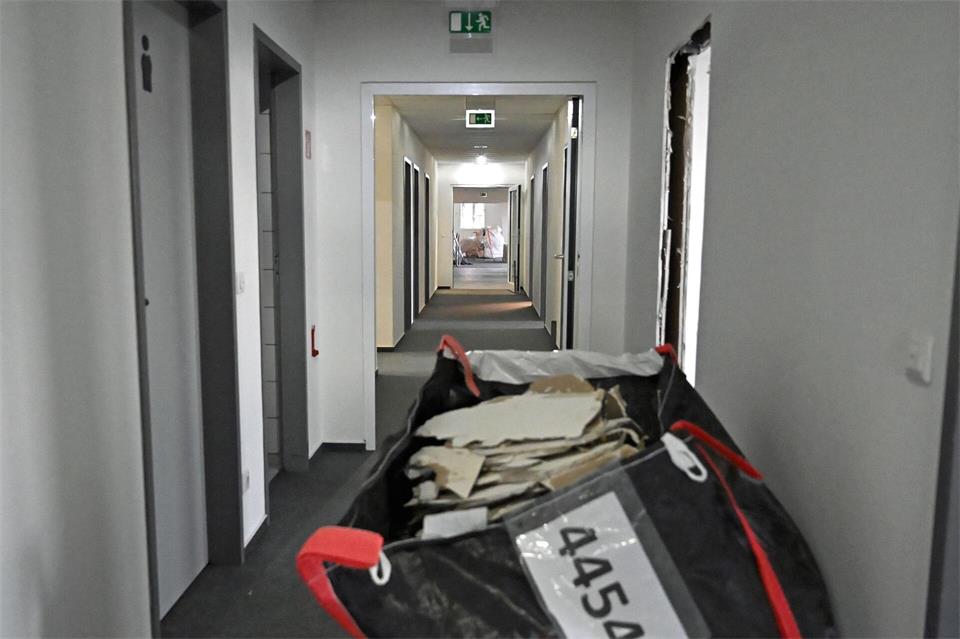 Ein langer Flur mit Teppichboden verbindet die rund 650 Quadratmeter große Bürofläche.Lilli Förter/dpa