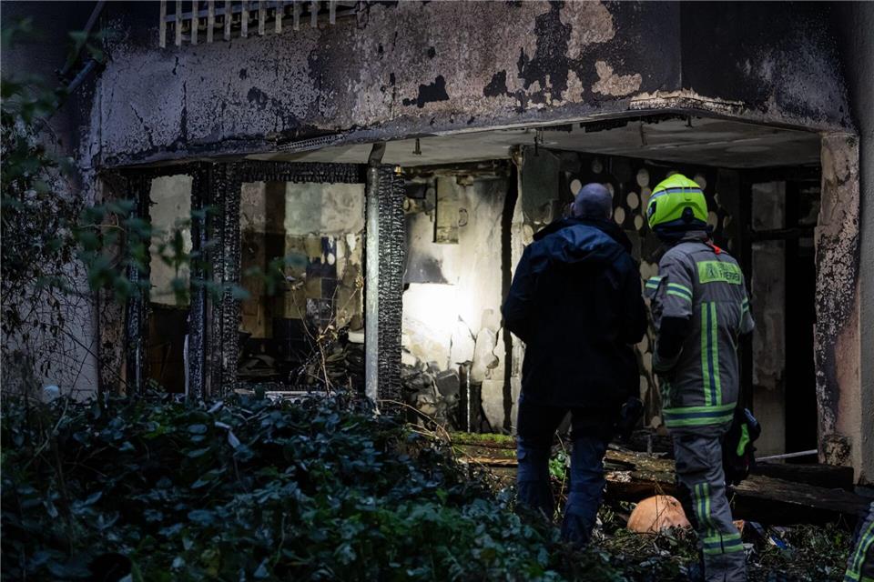 Brand in High-Deck-Siedlung – Teil der Bewohner kann zurück Ein lauter Knall, dann brannte es in der Neuköllner High-Deck-Siedlung.Fabian Sommer/dpa