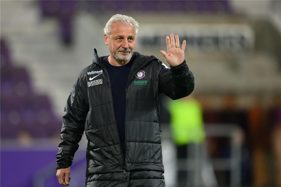 Ein letzter Gruß an die Fans: Pavel Dotchev ist nicht mehr Trainer des FC Erzgebirge Aue.Robert Michael/dpa