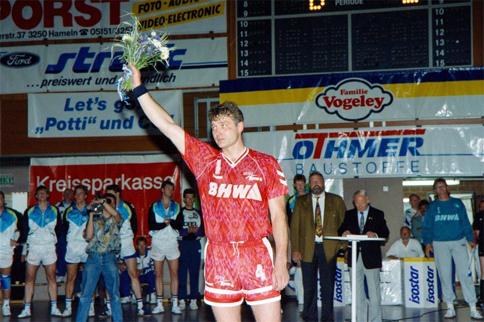 Ein letzter Gruß auf großer Handball-Bühne: Frank-Michael Wahl bei seinem Abschied vom Leistungssport am 25. Juni 1993. (Archivbild)picture alliance / dpa