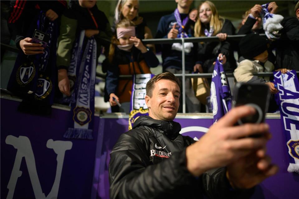 Ein letztes Foto als Aue-Spieler? Torwart Martin Männel macht nach dem letzten Heimspiel in der 3. Liga Selfies für die Fans.Robert Michael/dpa