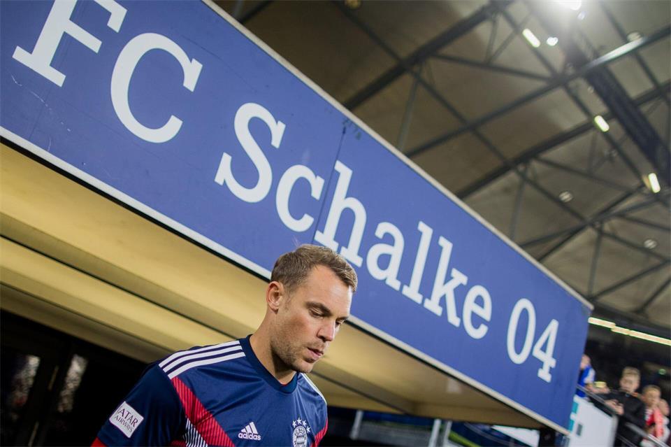Ein letztes Mal Veltins-Arena? Manuel Neuer gastiert mit dem FC Bayern am Samstagabend in Gelsenkirchen. (Archivbild)  Rolf Vennenbernd/dpa