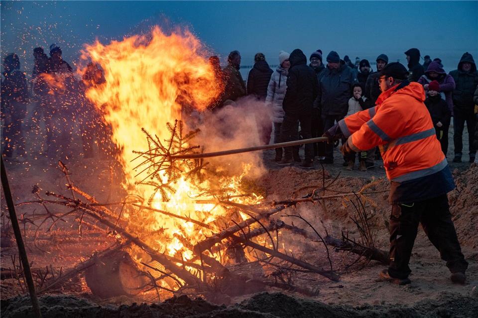 Ein letztes Mal sorgen Weihnachtsbäume in Stralsund für eine warme Atmosphäre.Stefan Sauer/dpa