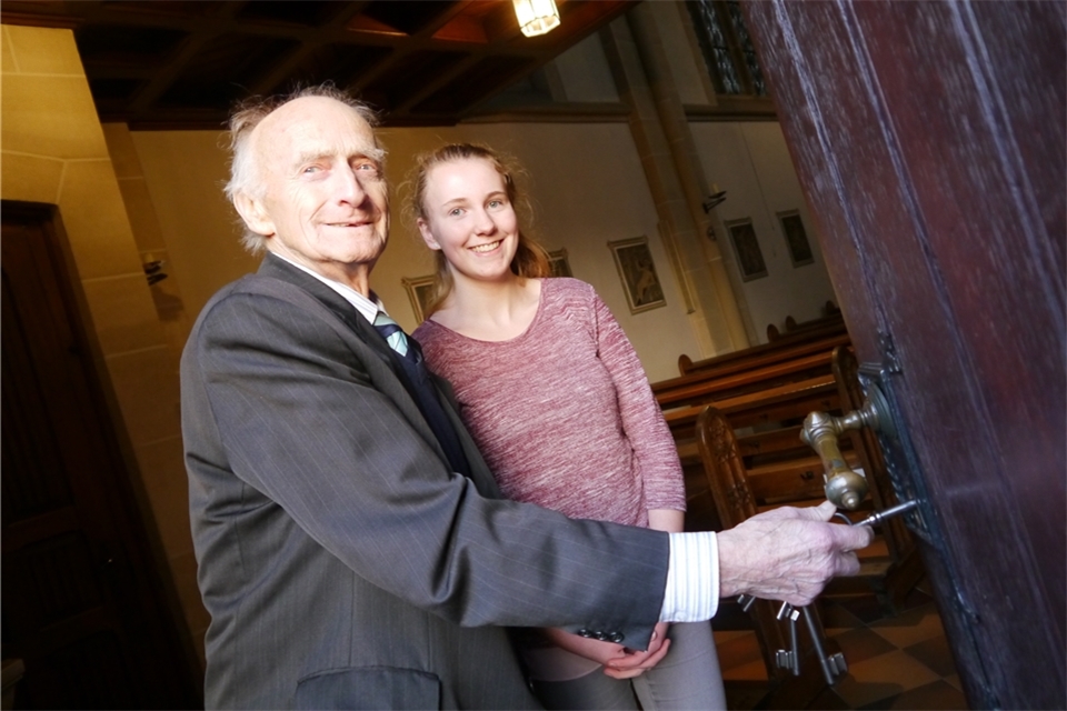 Ein letztes Mal wird Alois Anschlag (im Bild mit Enkelin Katharina) an Silvester die Rhedebrügger Kirche aufschließen.