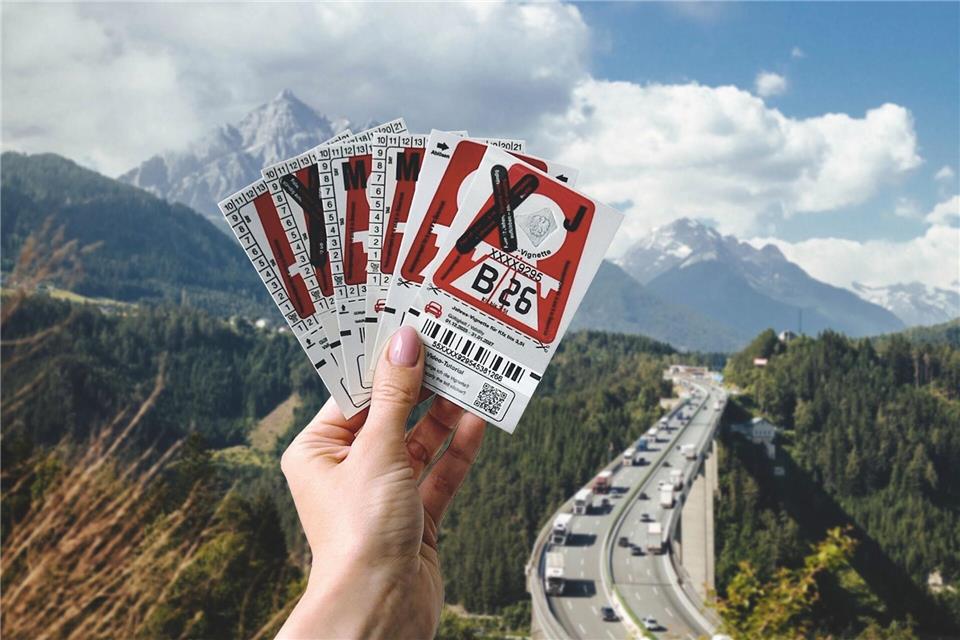 Ein letztes mal kleben: Die Autobahnmaut-Vignetten für 2026 in Österreich sind feuerrot.---/ASFINAG/dpa-tmn