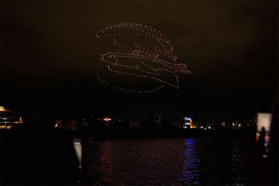 Ein leuchtendes Fischbrötchen aus Drohnen im Hamburger Hafen. Daniel Bockwoldt/dpa