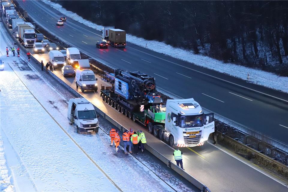 Ein liegengebliebener Lastwagen hat auf der Autobahn 3 zu einem langen Stau geführt.Sascha Thelen/dpa