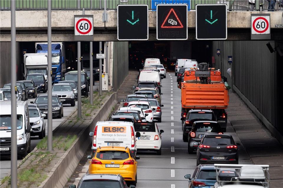 Ein liegengebliebenes Fahrzeug sorgt für Stau auf der A111. (Archivbild)Bernd von Jutrczenka/dpa