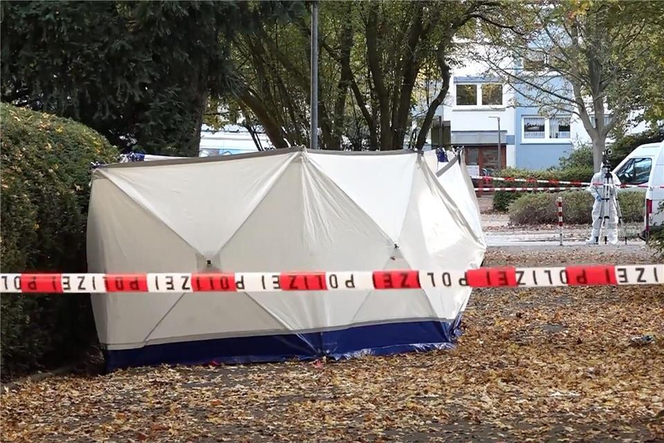 Frau mit Messerstichen getötet – Täter auf der Flucht Ein maskierter Mann hat auf eine Frau eingestochen, als sie ihr Wohnhaus in Bremen verließ. Auch ihr Sohn wurde verletzt.Kai Moorschlatt/dpa