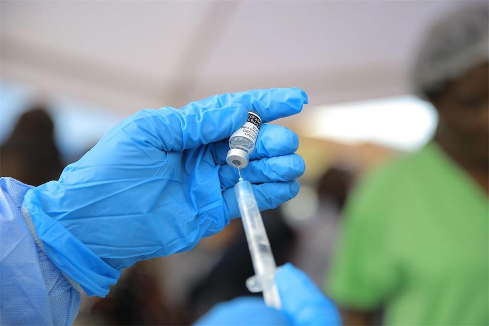 Ein medizinischer Mitarbeiter bereitet im Osten des Kongo eine Ebola-Impfung vor. (Archivbild) Sebastien Kitsa Musayi/AP/dpa