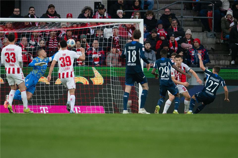 Ein medizinischer Notfall hat das Duell zwischen Köln und Hoffenheim überschattet. Marius Becker/dpa