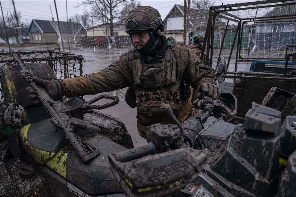 Ein milliardenschweres EU-Darlehen soll der Ukraine die Fortsetzung des Abwehrkampfes gegen Russland ermöglichen. (Archivbild)Iryna Rybakova/Ukrainian 93rd Mechanized brigade/AP/dpa