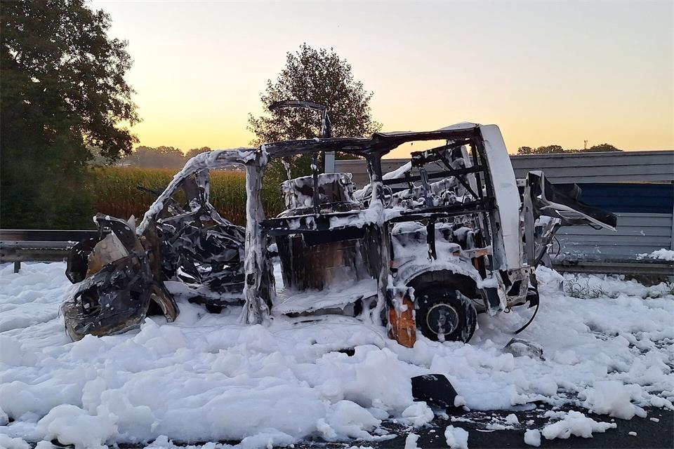 Ein mit Gefahrstoffen beladener Transporter ist auf der A1 explodiert.-/Kreisfeuerwehr Rotenburg (Wümme)/dpa