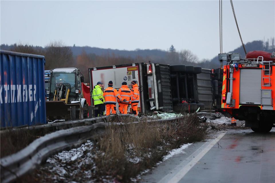 Ein mit Gemüse beladener Laster ist nach einem Unfall auf die Mittelleitplanke der A2 gestürzt.Christian Müller/dpa
