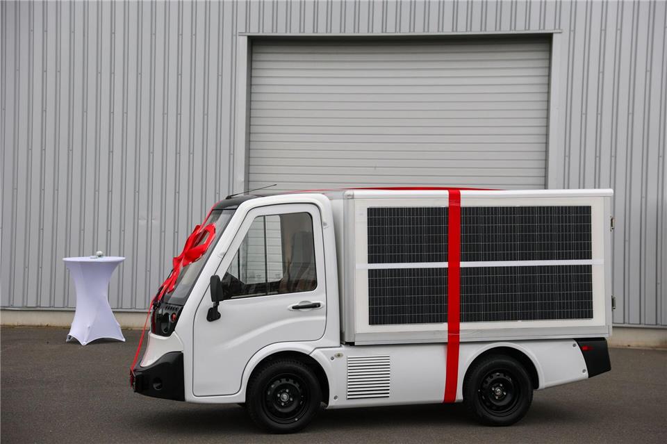 Ein mit Solarmodulen ausgestattetes Lieferfahrzeug steht vor der neuen Fabrik der Opes Solar Mobility GmbH für die Produktion von Photovoltaikmodulen für Fahrzeuge. Jan Woitas/dpa