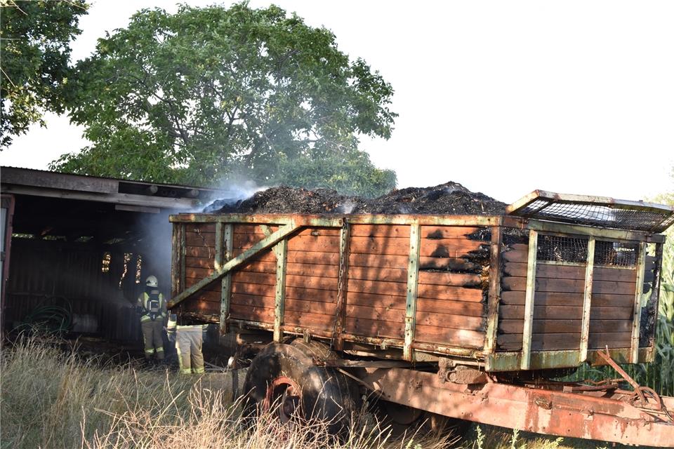 Ein mit Stroh beladener Anhänger fing Feuer. 