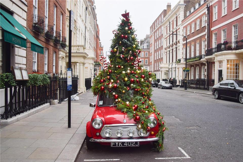 Ein mit einem Weihnachtsbaum geschmückter Mini steht in London auf der Straße.Vuk Valcic/ZUMA Press Wire/dpa