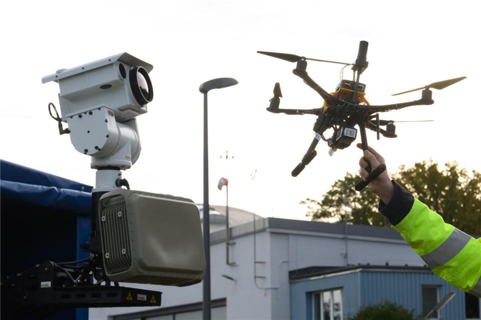 Riesiger Drohnenkäfig erlaubt sichere Testflüge am Flughafen Ein mobiler Drohnendetektor erkennt sogar kleine, unerwünschte Drohnen und verfolgte sie.Julian Stratenschulte/dpa