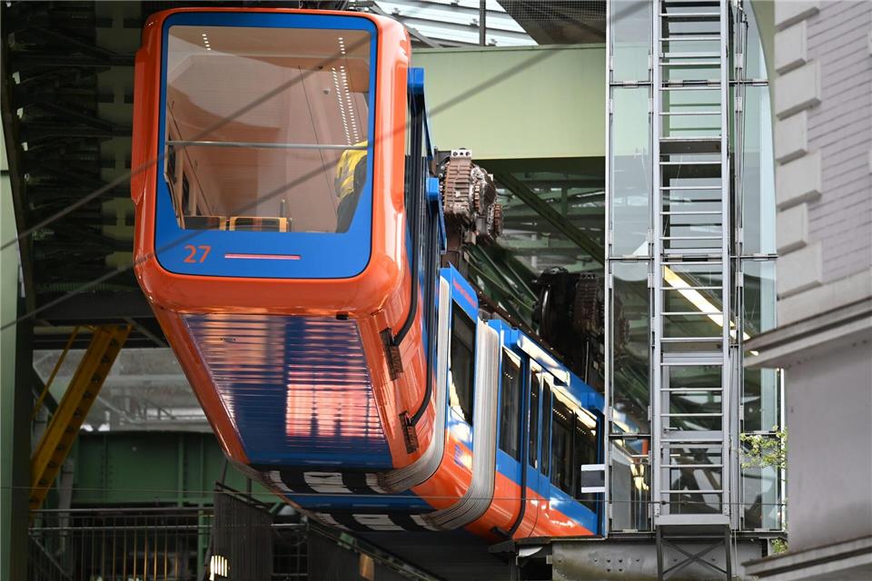 Ein moderner Wagen der Wuppertaler Schwebebahn ist orange-blau in der Optik der Baureihe 1972 gestaltet. Das Retro-Design der 1970er an einem Schwebebahn-Fahrzeug ist Teil der Aktionen zum Jubiläum 125 Jahre Schwebebahn im Jahr 2026.Volker Danisch/dpa
