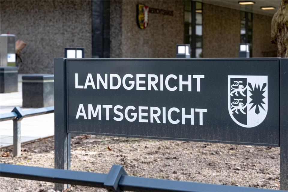 Ein mutmaßlicher Autoschieber muss sich vor dem Landgericht Lübeck verantworten. (Symbolbild)Markus Scholz/dpa