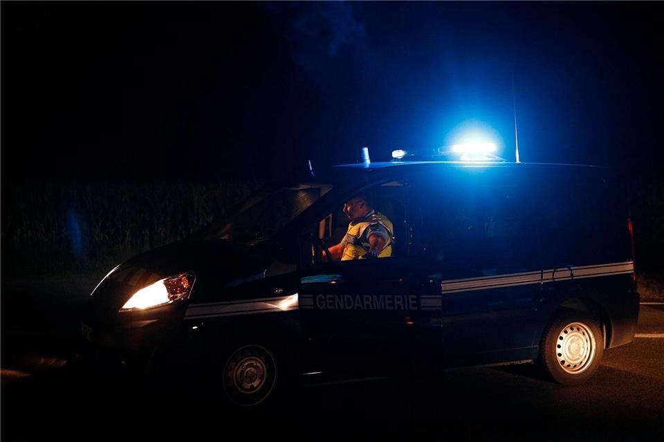 Ein mutmaßlicher Dieseldieb hat in der französischen Grenzstadt Forbach auf seiner Flucht ein Polizeiauto gerammt und einen Beamten verletzt. (Symbolbild)Kamil Zihnioglu/dpa