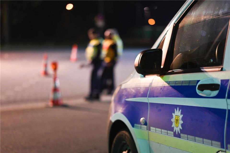 Ein mutmaßlicher Drogenkurier ist mit Amphetamin im Wert von rund 400.000 Euro auf der A30 nahe der deutsch-niederländischen Grenze  erwischt worden. (Symbolbild)Lars Penning/dpa