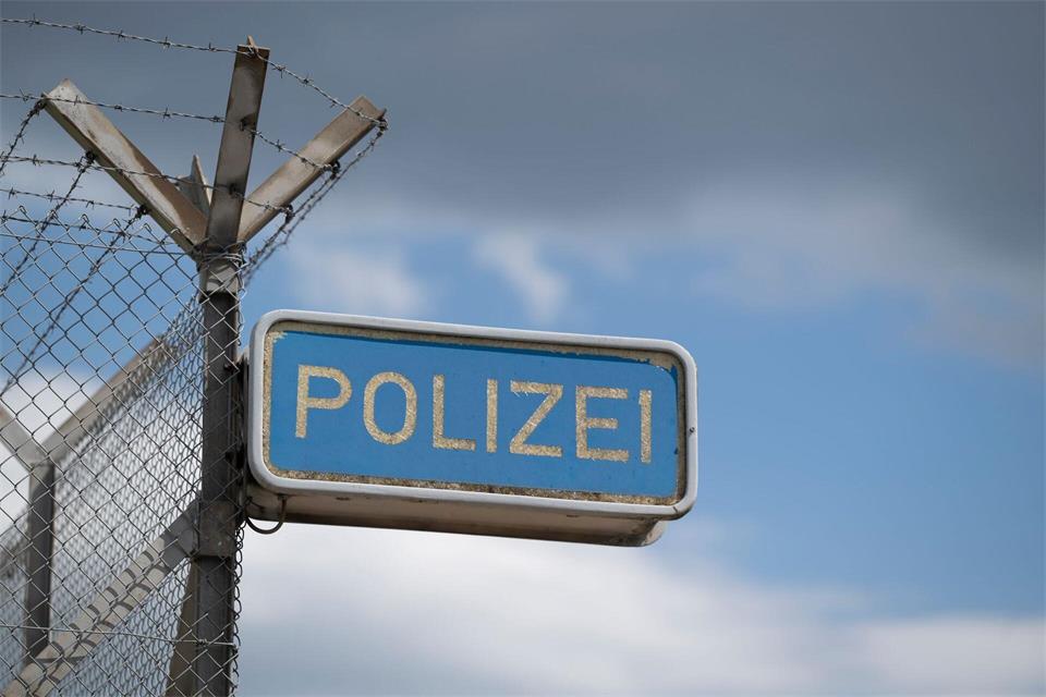 Ein mutmaßlicher Ladendieb hat in einer Polizeizelle randaliert. (Symbolbild)Marijan Murat/dpa