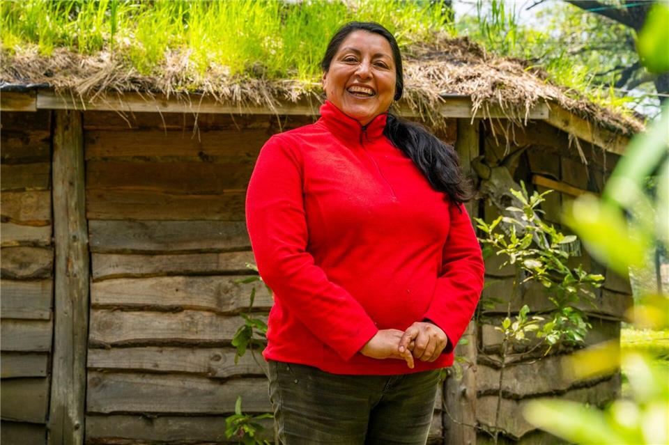 „Ein nachbarschaftliches Verhältnis ist nie entstanden“: Isabel Naguil gibt Besuchern Einblicke in die Kultur des Mapuche-Volkes.Oliver Gerhard/dpa-tmn