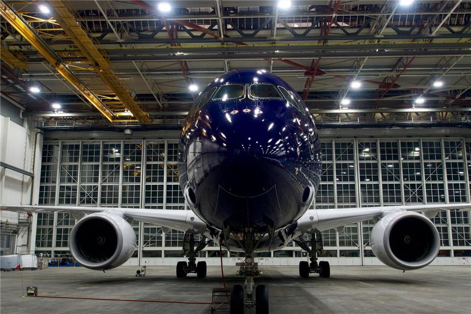 Ein neuer Airbus A350-900 der Lufthansa mit Jubiläums-Sonderlackierung.Carsten Hoefer/dpa