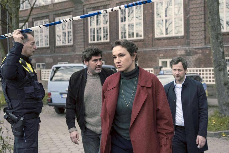 Ein neuer Fall für Kommissarin Katharina Tempel. Gemeinsam mit ihrem Chef Georg König (2.v.l.) und ihrem Mann Volker ist sie auf dem Weg zum Tatort.Georges Pauly/ZDF/Arte/dpa