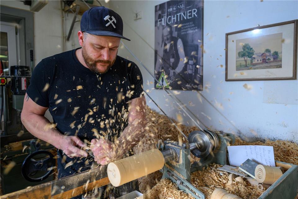 Ein neuer Nussknacker wird geboren: Holzspielzeugmacher Markus Füchtner bei der Arbeit. Hendrik Schmidt/dpa