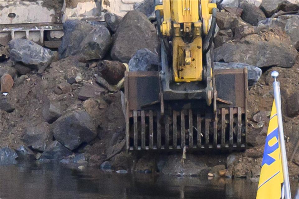 Ein neuerlicher Bombenfund an der Carolabrücke in Dresden bleibt folgenlos, die Bombe ist nicht mehr gefährlich.Robert Michael/dpa