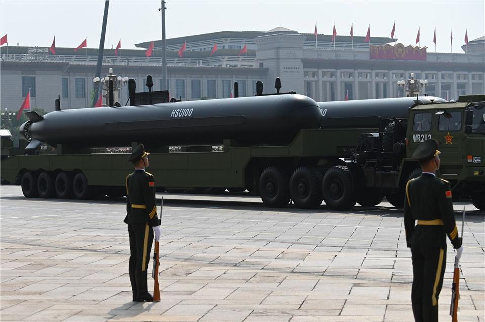 China protzt mit Waffenschau - Xi im Bund mit Putin und Kim Ein neues Drohnen-U-Boot hat bei der Parade für Aufsehen gesorgt. Johannes Neudecker/dpa
