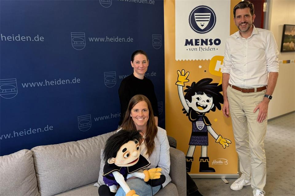 Ein neues Gesicht für Heiden: Bürgermeister Dr. Patrick Voßkamp präsentiert gemeinsam mit Autorin Eva Dax und Illustratorin Sabine Dully das Maskottchen Menso von Heiden.