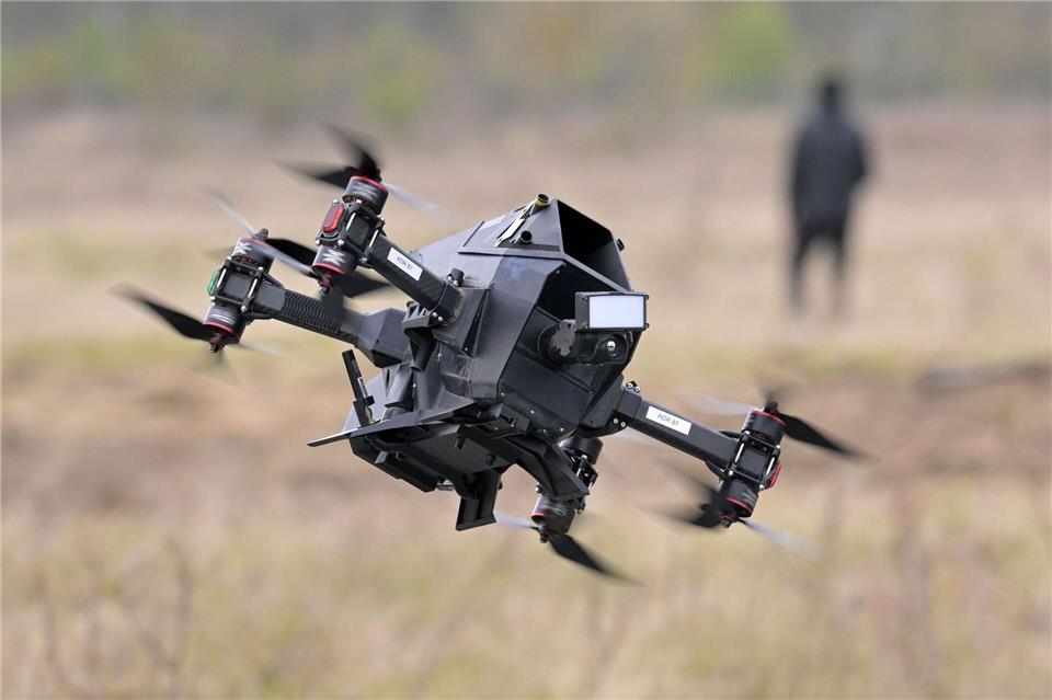 Ein neues Joint Venture in Brandenburg an der Havel unter anderem mit dem Druckmaschinenhersteller Heidelberg demonstriert die Technik einer Abfangdrohne. Michael Bahlo/dpa