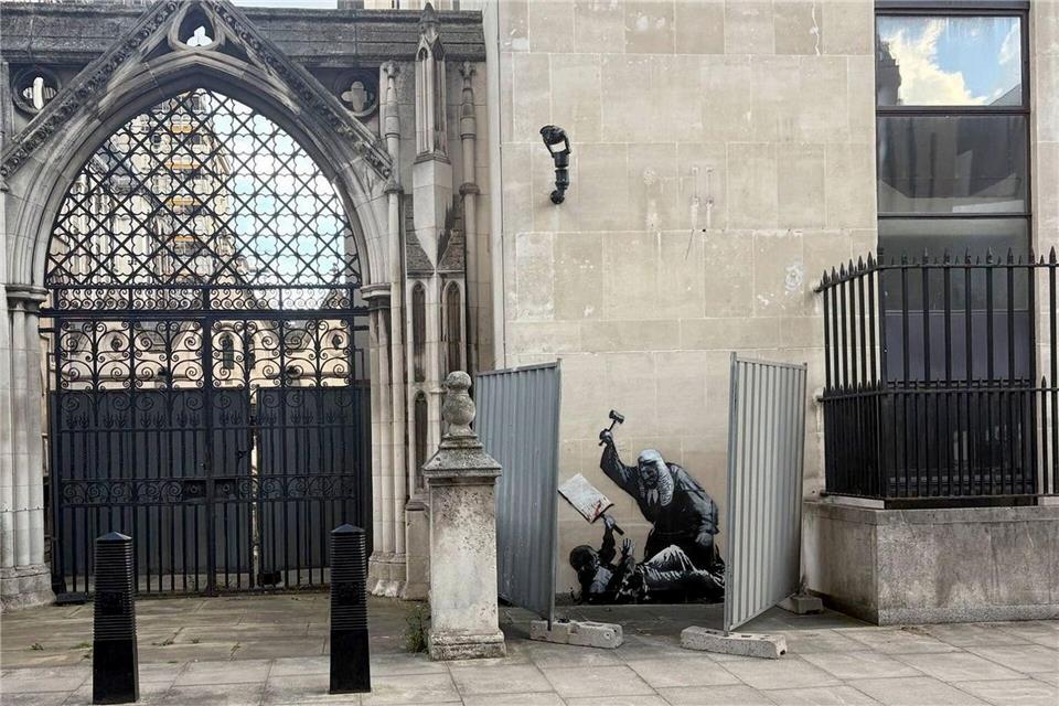 Bilder des Tages Ein neues Kunstwerk des Straßenkünstlers Banksy ist an der Fassade des Royal Courts of Justice in London zu sehen und zeigt einen Richter, der einen Demonstranten mit einem Hammer schlägt.Callum Parke/PA/AP/dpa