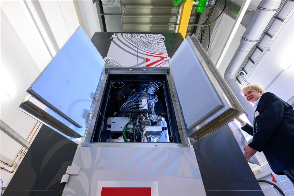 Ein neues Mikroskop im Fraunhofer-Institut in Halle gilt als erste Installation dieser Art in Europa.Hendrik Schmidt/dpa