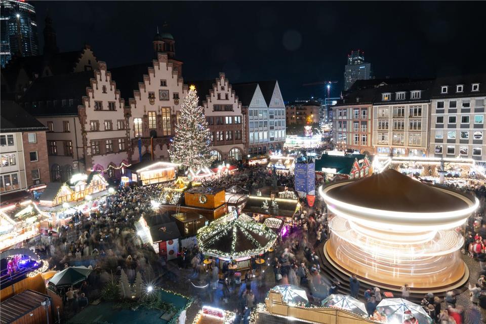 Ein neues Pilotprojekt ermöglicht es, die Besucheranzahl auf dem Weihnachtsmarkt auf dem Römerberg zu sehen (Archivbild).Boris Roessler/dpa