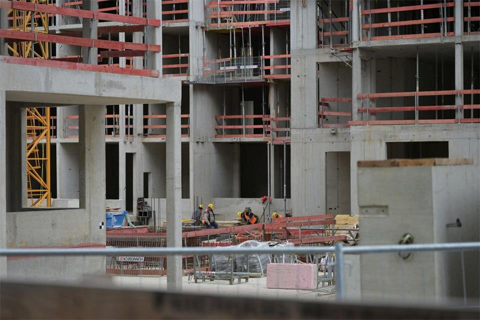 Ein neues Wohnhaus entsteht im Münchner Stadtteil Freiham. Doch gemessen am Bedarf wird in Bayerns Städten viel zu wenig gebaut. (Symbolbild)Malin Wunderlich/dpa