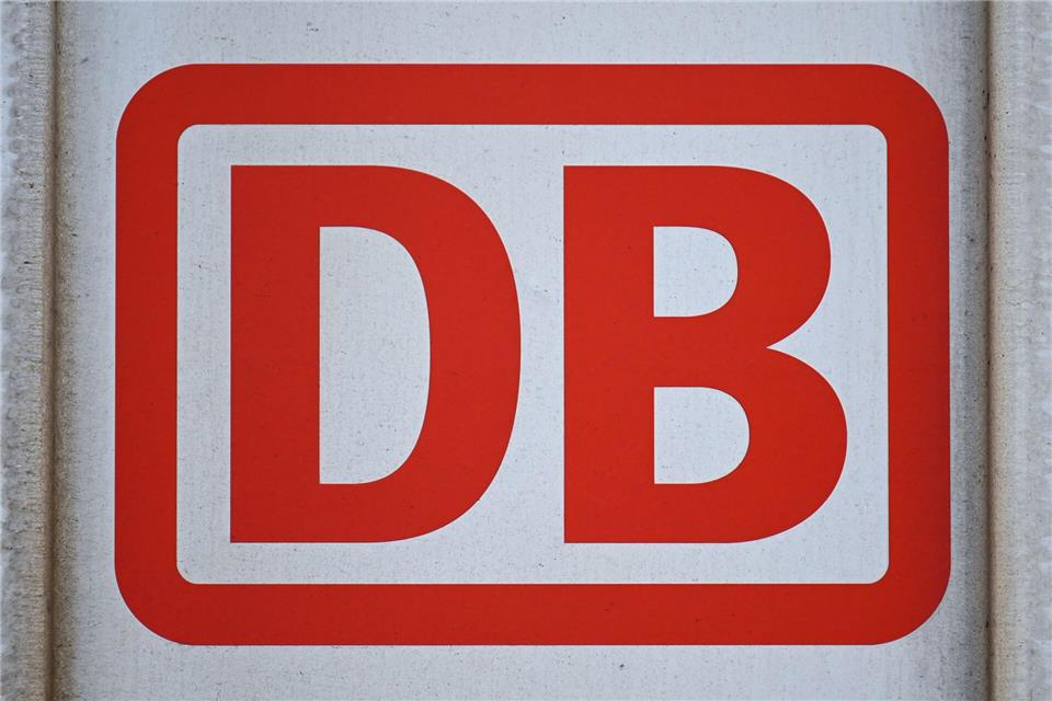 Ein neues elektronisches Stellwerk ist in Rostock in Betrieb genommen worden. (Symbolbild)Hendrik Schmidt/dpa