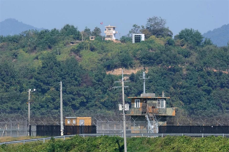 Ein nordkoreanischer Militärposten (oben) und ein südkoreanischer Posten (unten) sind nahe der Grenze zu Nordkorea zu sehen.Ahn young-joon/AP/dpa