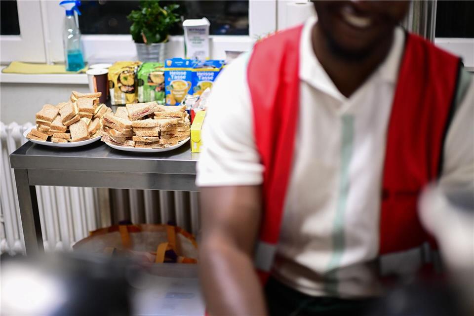 Ein offenes Ohr, etwas zum Trinken oder Essen: Im Nachthafen am Kottbusser Tor erhalten Menschen Unterstützung.Sebastian Christoph Gollnow/dpa