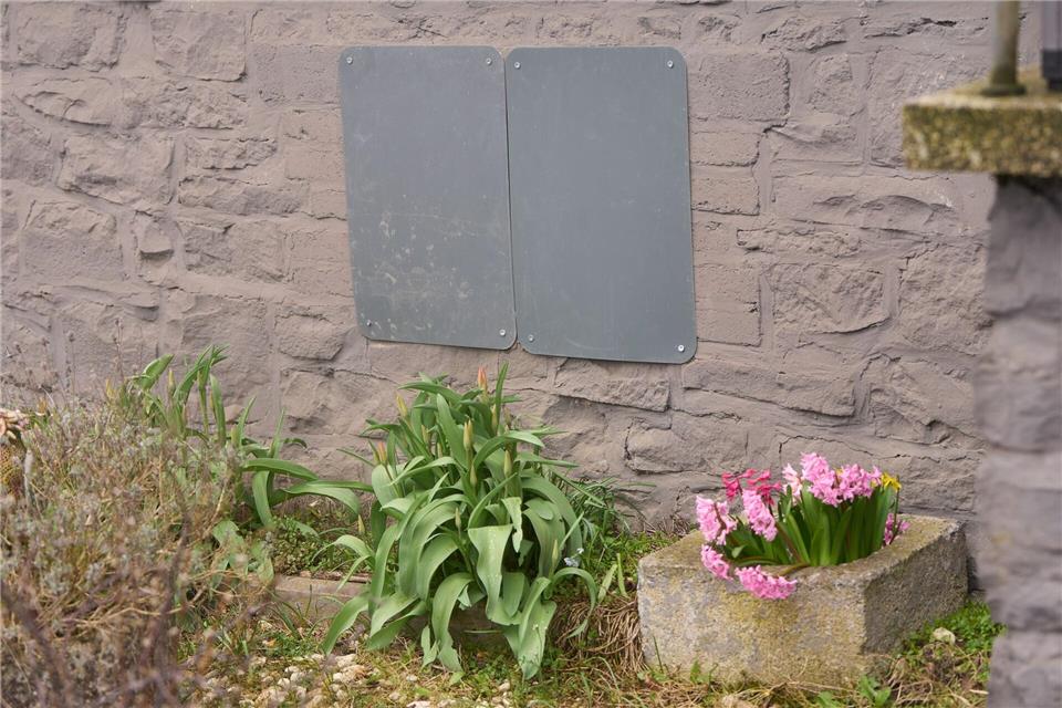 Ein paar Blumen blühen im Vorgarten, auch wenn das Haus leersteht. Thomas Frey/dpa